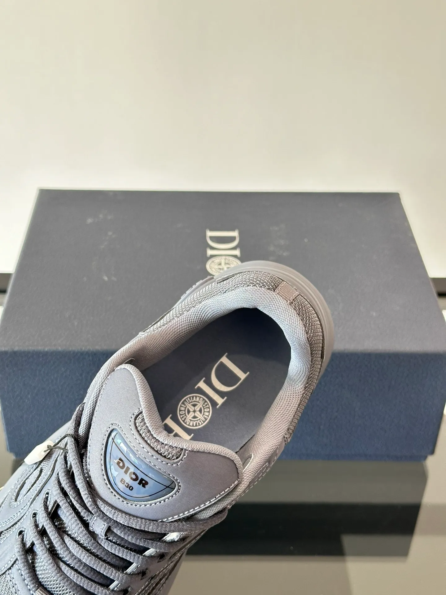 p400《Dio*》Dior B30 series sports shoes, multi-color mesh fabric and multi-color technical fabrics, this season's new B30 low-top sports shoes are one of the flagship styles of the series. Crafted from multicolor mesh and technical fabrics, it's finished with a reflective "CD30" graphic and silver-toned "DIOR B30" and "CD30" logos on the heel and tongue. An extra-light, sculpted rubber sole with signature accents adds style, while internal stretch details create ideal comfort. It can be matched with various casual styles to show a fashionable and modern sports style. Size: 38-44 (45-46 customized)